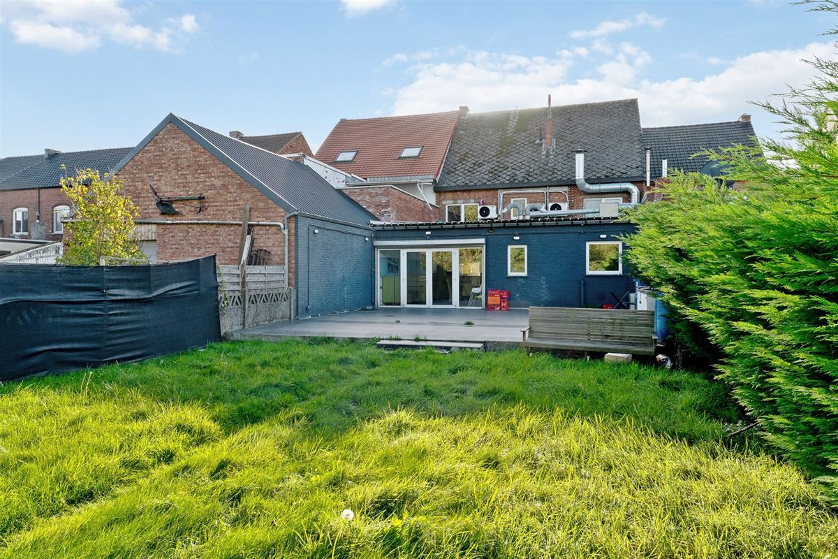 GERENOVEERD (2021) HANDELSPAND VAN 206 m2 MET EEN TE RENOVEREN BOVENLIGGEND APPARTEMENT (124 m2) MET 2 SLAAPKAMERS GELEGEN TE BERINGEN