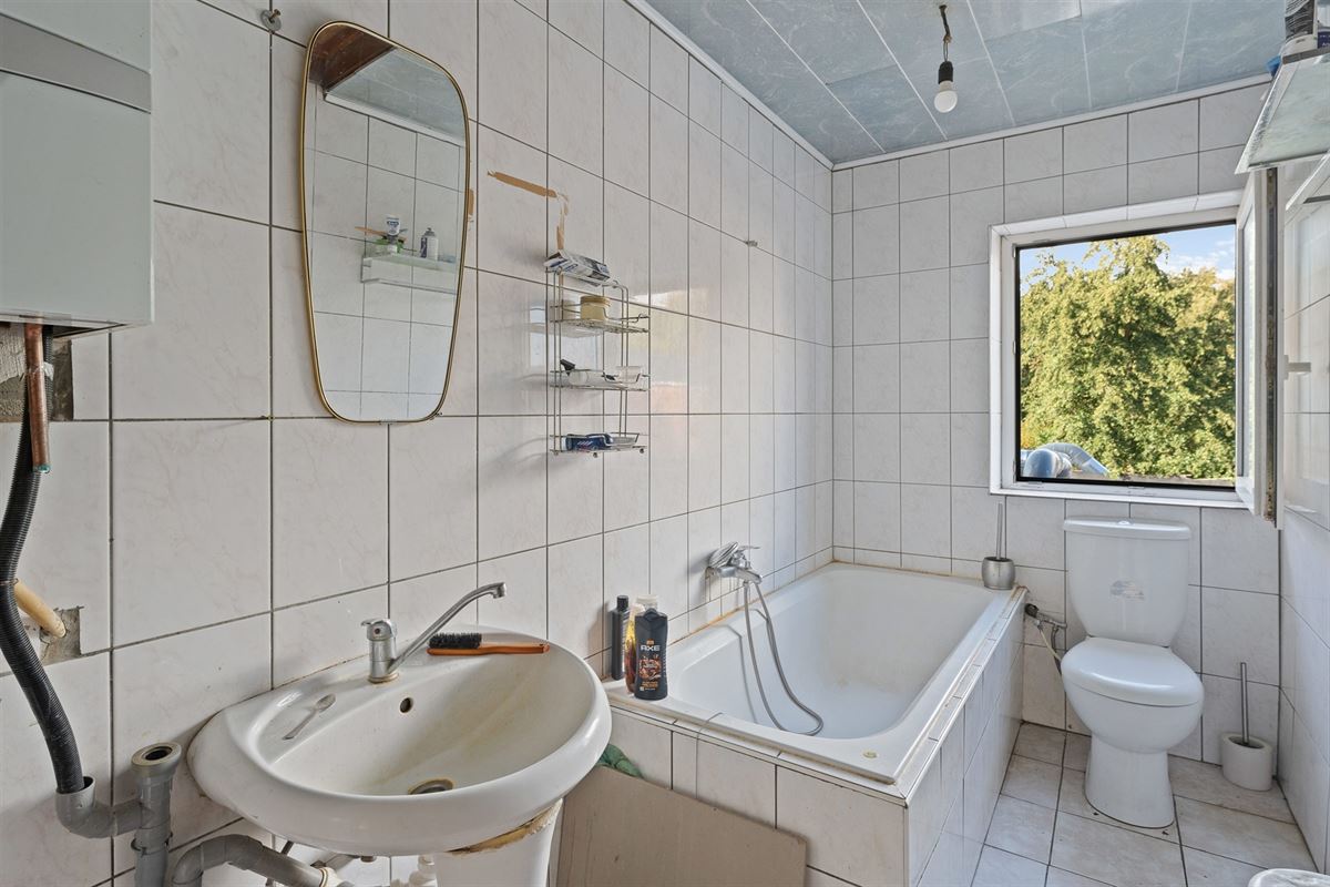 GERENOVEERD (2021) HANDELSPAND VAN 206 m2 MET EEN TE RENOVEREN BOVENLIGGEND APPARTEMENT (124 m2) MET 2 SLAAPKAMERS GELEGEN TE BERINGEN