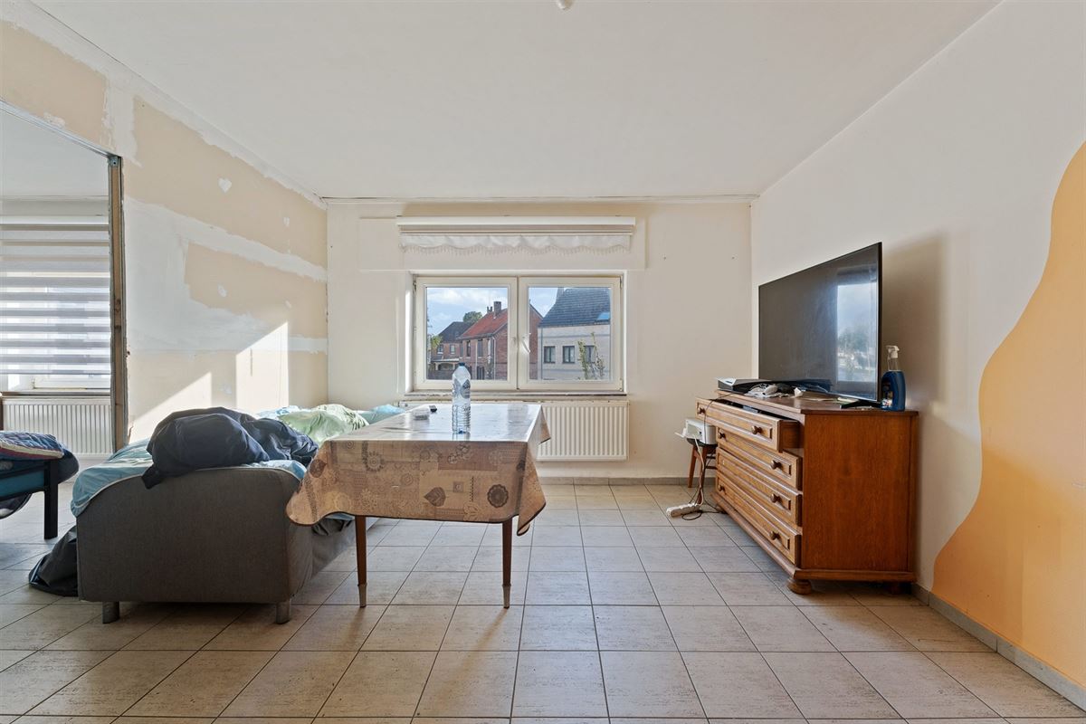 GERENOVEERD (2021) HANDELSPAND VAN 206 m2 MET EEN TE RENOVEREN BOVENLIGGEND APPARTEMENT (124 m2) MET 2 SLAAPKAMERS GELEGEN TE BERINGEN