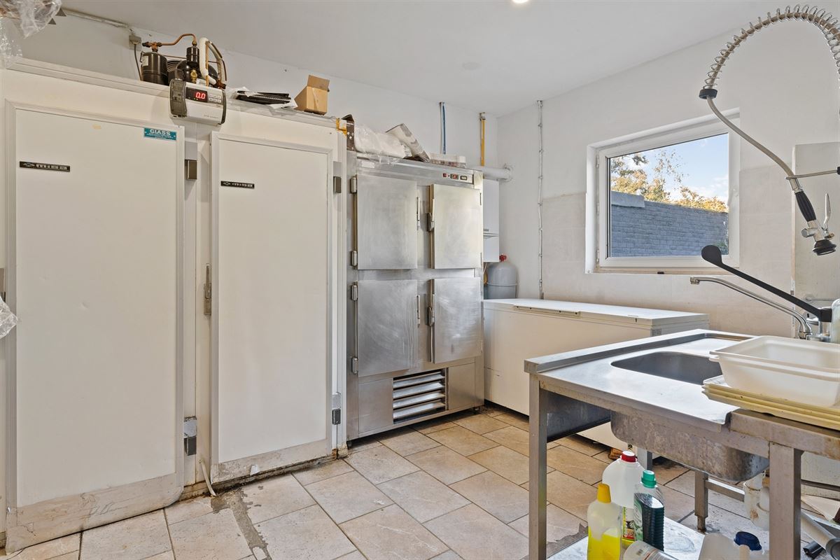 GERENOVEERD (2021) HANDELSPAND VAN 206 m2 MET EEN TE RENOVEREN BOVENLIGGEND APPARTEMENT (124 m2) MET 2 SLAAPKAMERS GELEGEN TE BERINGEN