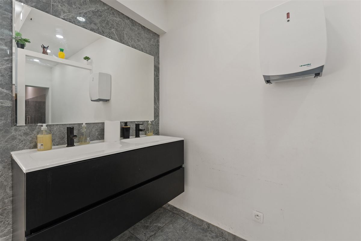 GERENOVEERD (2021) HANDELSPAND VAN 206 m2 MET EEN TE RENOVEREN BOVENLIGGEND APPARTEMENT (124 m2) MET 2 SLAAPKAMERS GELEGEN TE BERINGEN