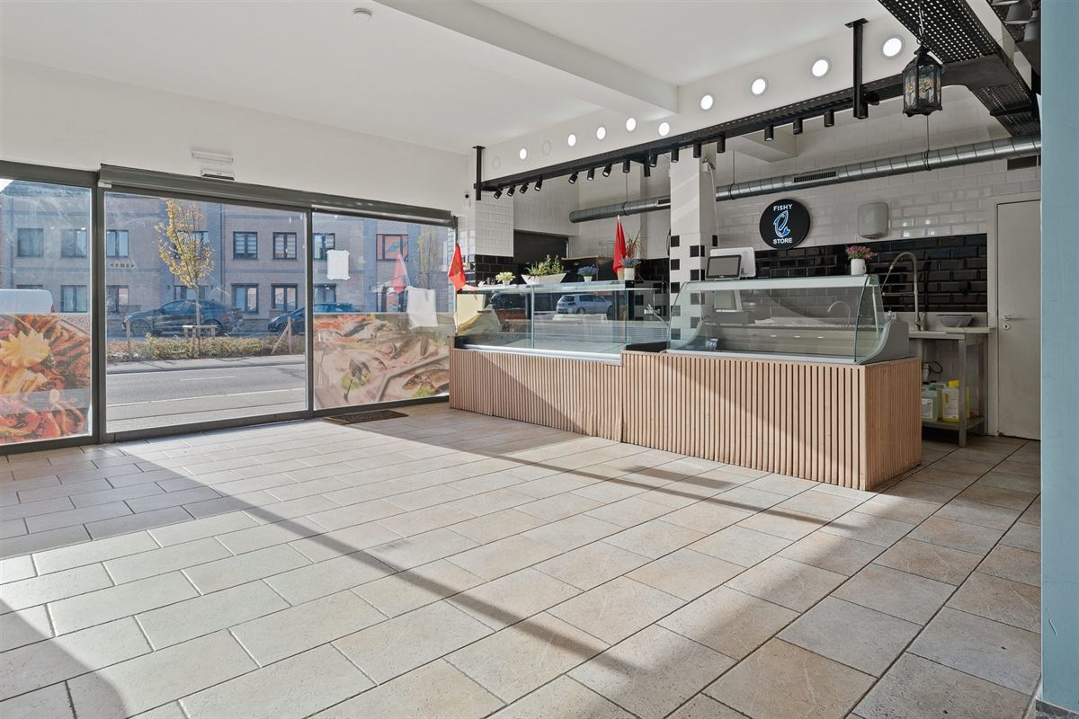 GERENOVEERD (2021) HANDELSPAND VAN 206 m2 MET EEN TE RENOVEREN BOVENLIGGEND APPARTEMENT (124 m2) MET 2 SLAAPKAMERS GELEGEN TE BERINGEN