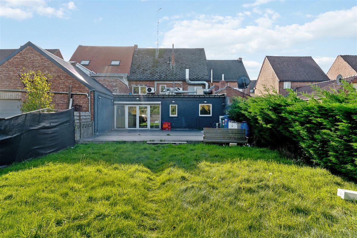 GERENOVEERD (2021) HANDELSPAND VAN 206 m2 MET EEN TE RENOVEREN BOVENLIGGEND APPARTEMENT (124 m2) MET 2 SLAAPKAMERS GELEGEN TE BERINGEN