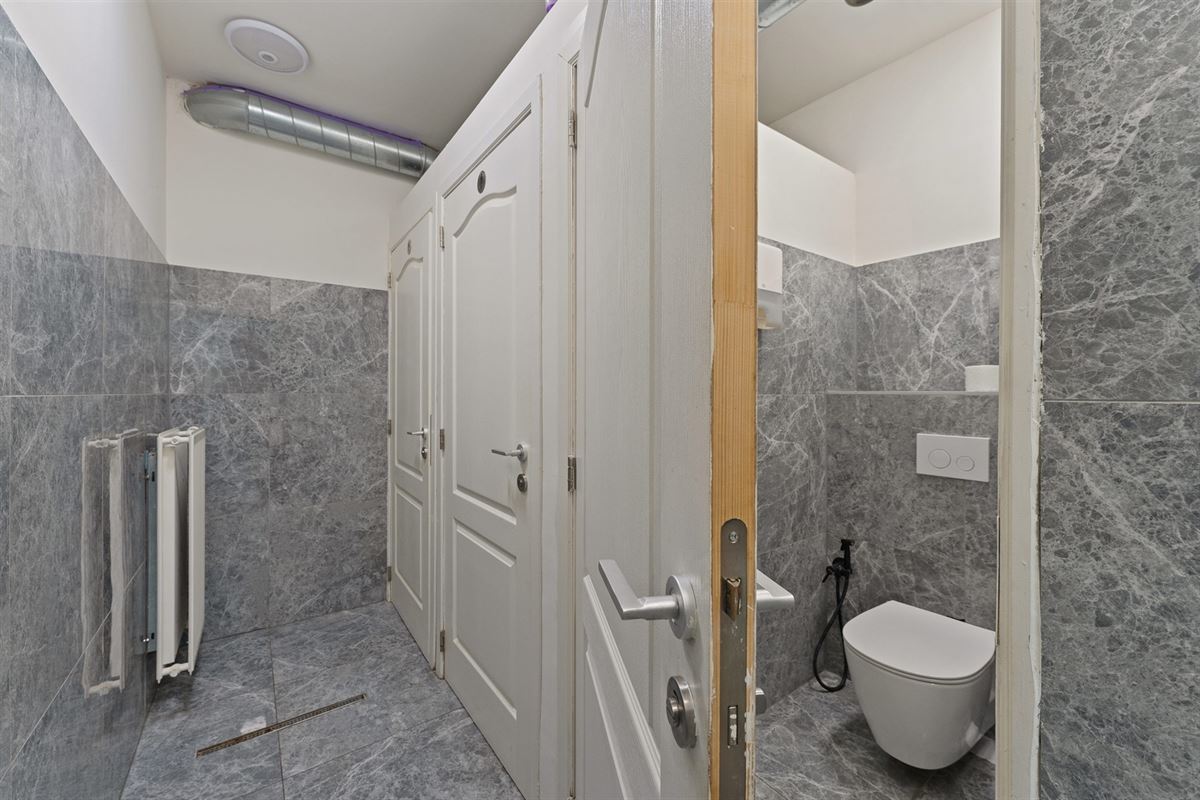 GERENOVEERD (2021) HANDELSPAND VAN 206 m2 MET EEN TE RENOVEREN BOVENLIGGEND APPARTEMENT (124 m2) MET 2 SLAAPKAMERS GELEGEN TE BERINGEN