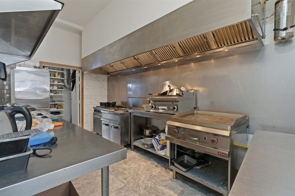 GERENOVEERD (2021) HANDELSPAND VAN 206 m2 MET EEN TE RENOVEREN BOVENLIGGEND APPARTEMENT (124 m2) MET 2 SLAAPKAMERS GELEGEN TE BERINGEN