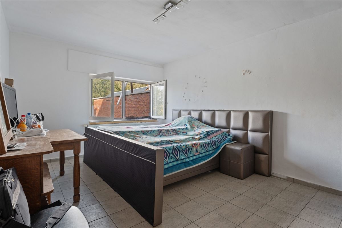 GERENOVEERD (2021) HANDELSPAND VAN 206 m2 MET EEN TE RENOVEREN BOVENLIGGEND APPARTEMENT (124 m2) MET 2 SLAAPKAMERS GELEGEN TE BERINGEN