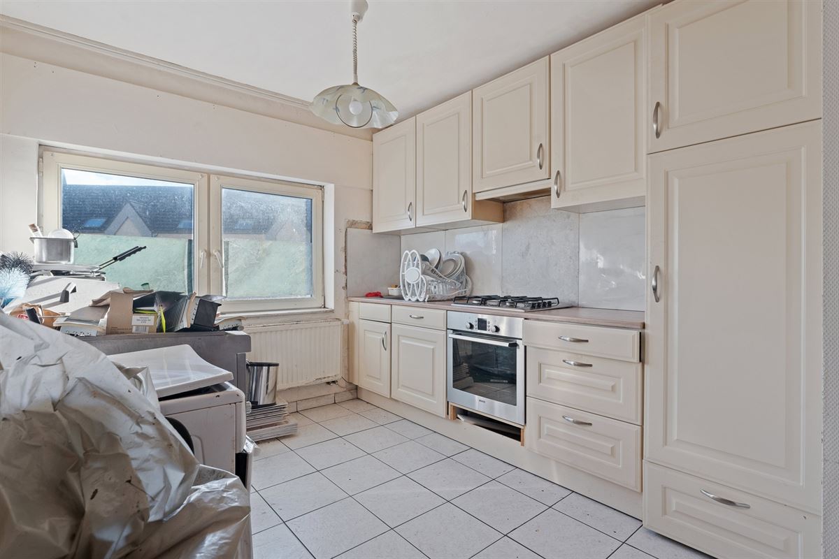 GERENOVEERD (2021) HANDELSPAND VAN 206 m2 MET EEN TE RENOVEREN BOVENLIGGEND APPARTEMENT (124 m2) MET 2 SLAAPKAMERS GELEGEN TE BERINGEN