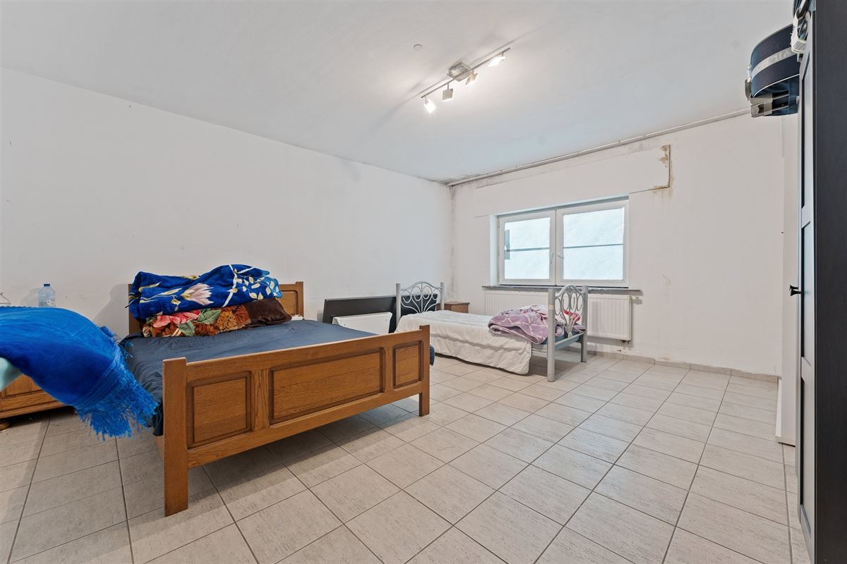 GERENOVEERD (2021) HANDELSPAND VAN 206 m2 MET EEN TE RENOVEREN BOVENLIGGEND APPARTEMENT (124 m2) MET 2 SLAAPKAMERS GELEGEN TE BERINGEN