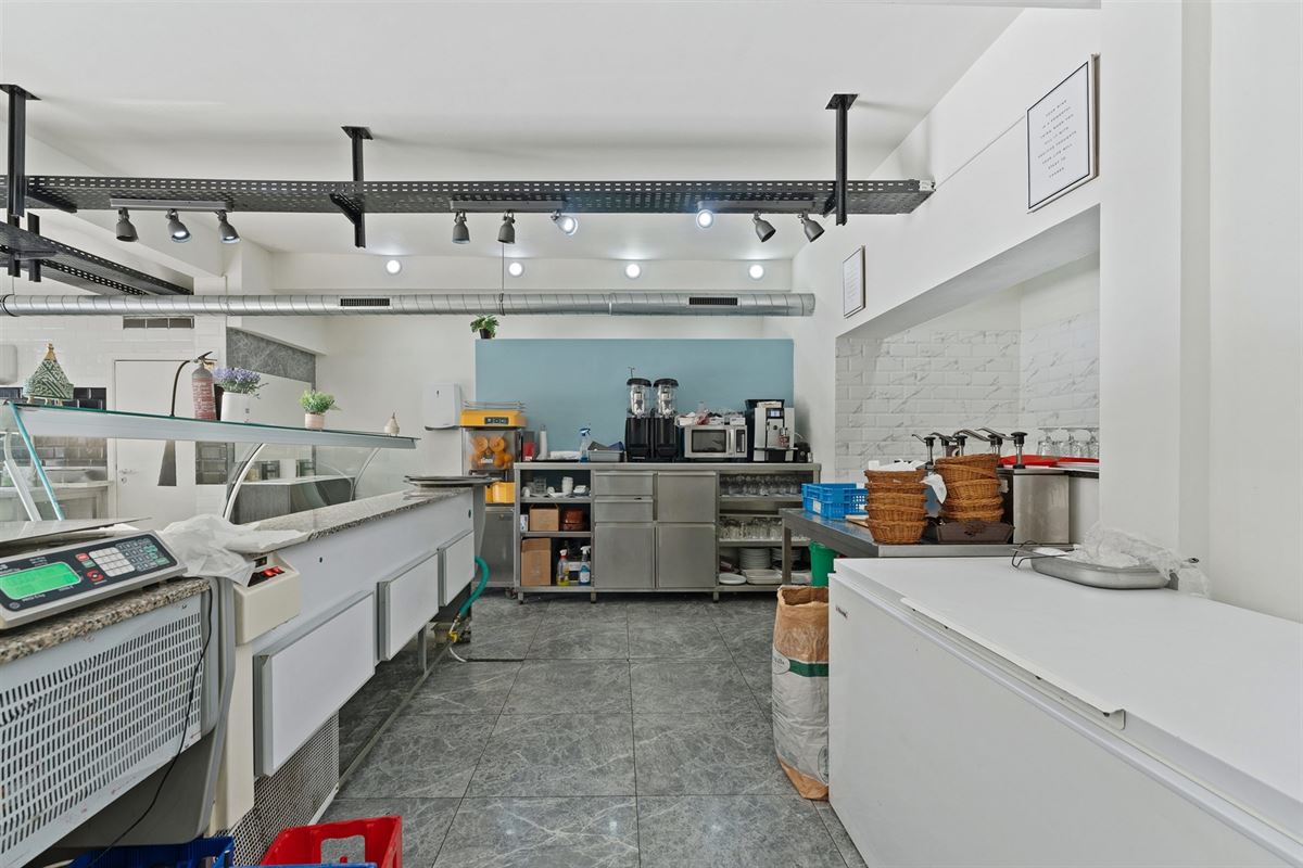 GERENOVEERD (2021) HANDELSPAND VAN 206 m2 MET EEN TE RENOVEREN BOVENLIGGEND APPARTEMENT (124 m2) MET 2 SLAAPKAMERS GELEGEN TE BERINGEN