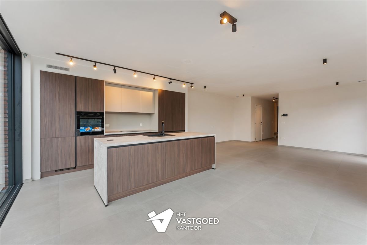 VOLLEDIG AFGEWERKTE NIEUWBOUWWONING OP CENTRALE LIGGING TE BERINGEN