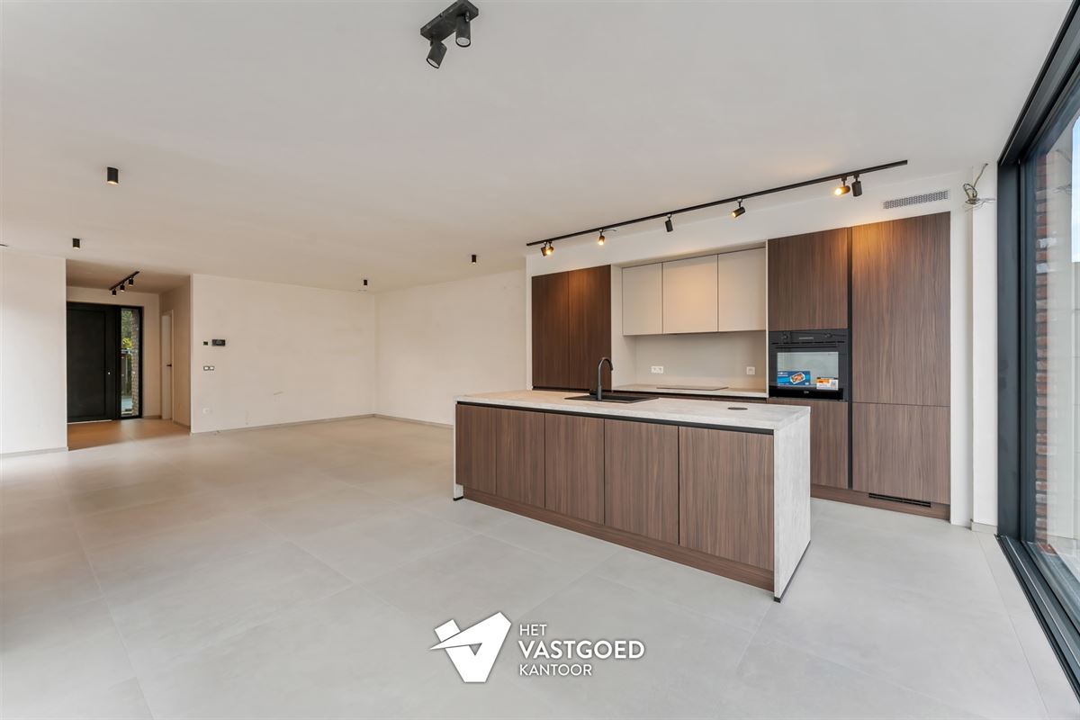VOLLEDIG AFGEWERKTE NIEUWBOUWWONING OP CENTRALE LIGGING TE BERINGEN