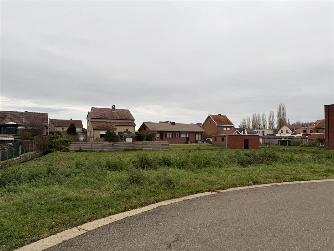 BOUWGROND OPEN BEBOUWING OP 7A35CA MET STRAATBREEDTE VAN 21,42 M TE DEURNE-DIEST