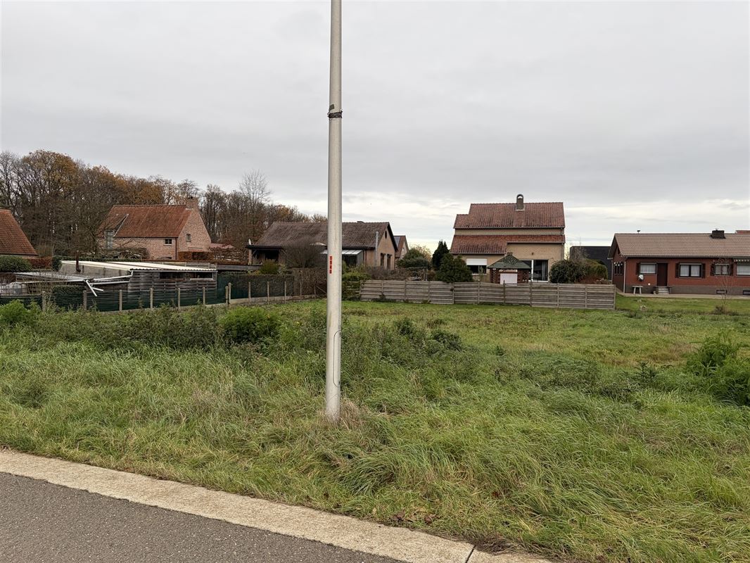 BOUWGROND OPEN BEBOUWING OP 7A35CA MET STRAATBREEDTE VAN 21,42 M TE DEURNE-DIEST