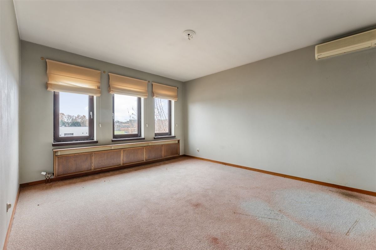 HANDELSPAND MET GOEDE VISIBILITEIT EN RUIME PARKING MET BOVENLIGGEND APPARTEMENT IN HEUSDEN-ZOLDER