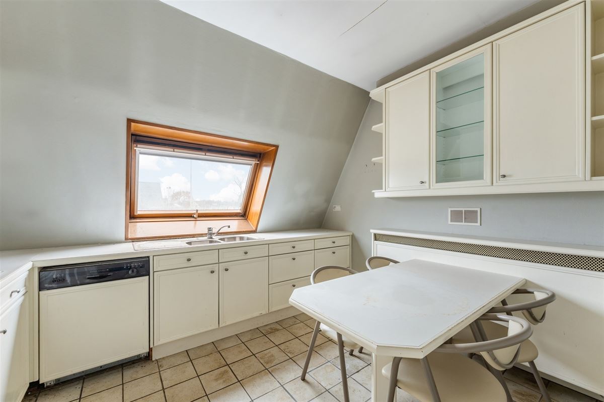 HANDELSPAND MET GOEDE VISIBILITEIT EN RUIME PARKING MET BOVENLIGGEND APPARTEMENT IN HEUSDEN-ZOLDER