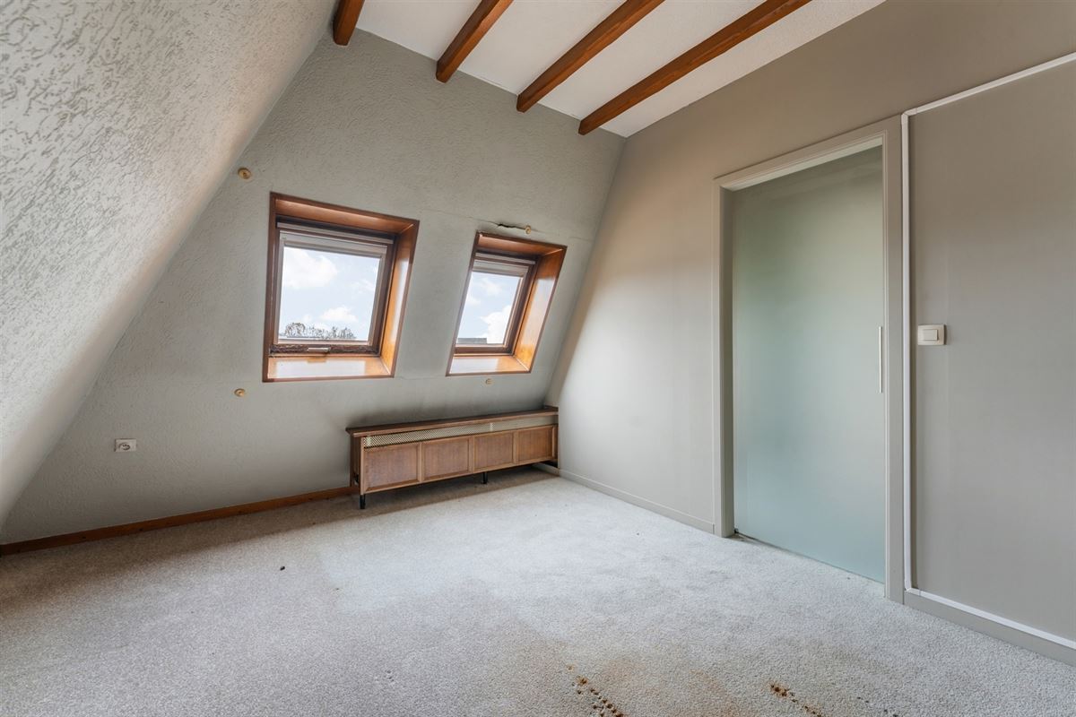 HANDELSPAND MET GOEDE VISIBILITEIT EN RUIME PARKING MET BOVENLIGGEND APPARTEMENT IN HEUSDEN-ZOLDER