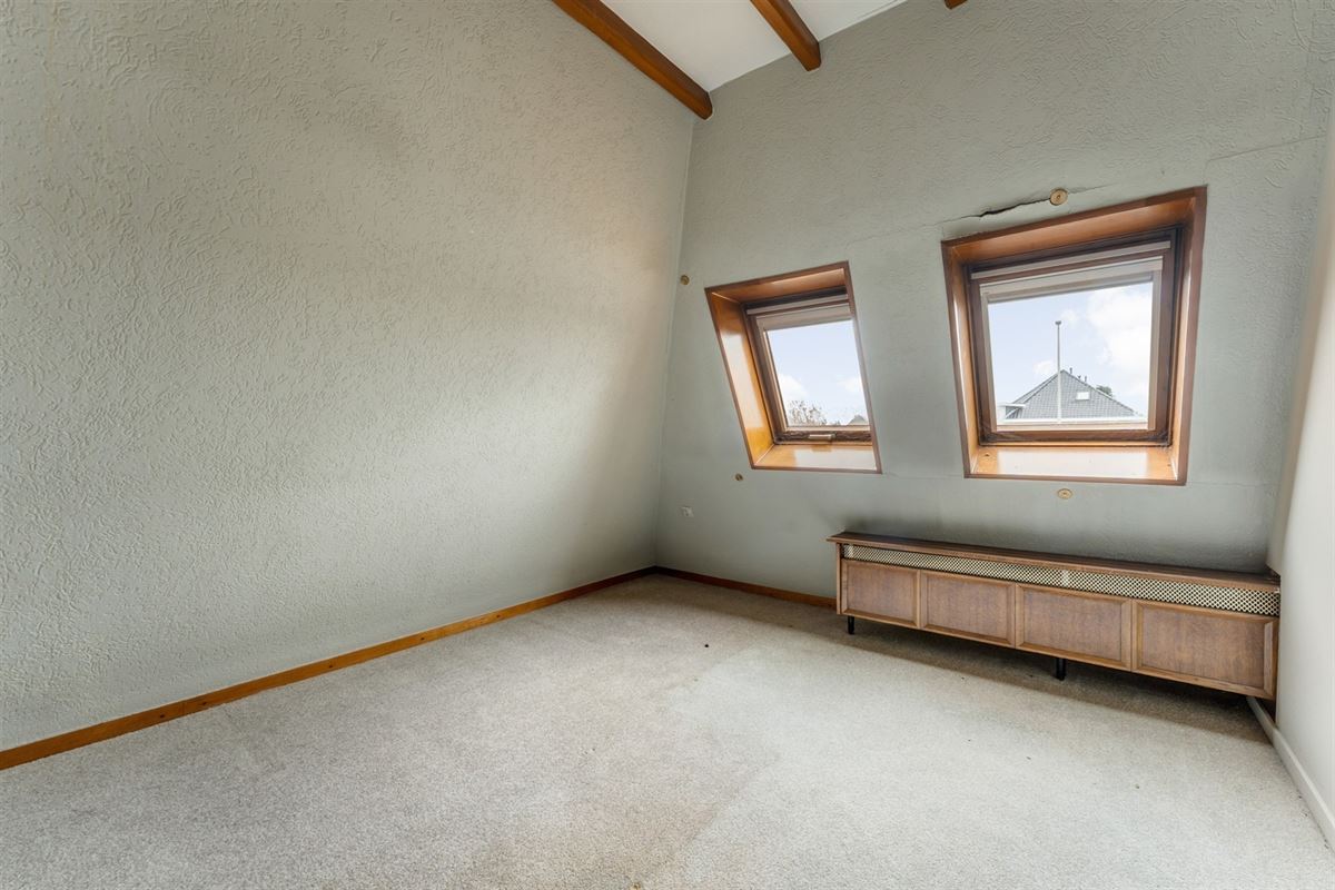 HANDELSPAND MET GOEDE VISIBILITEIT EN RUIME PARKING MET BOVENLIGGEND APPARTEMENT IN HEUSDEN-ZOLDER