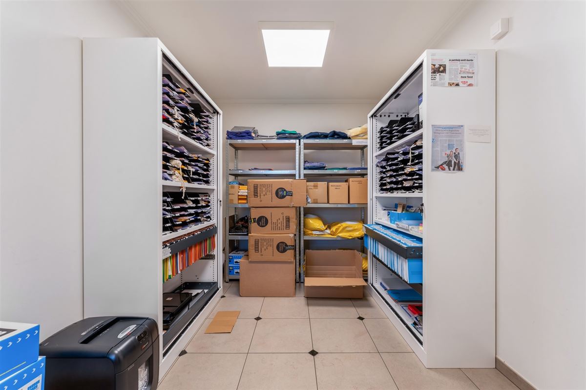 HANDELSPAND MET GOEDE VISIBILITEIT EN RUIME PARKING MET BOVENLIGGEND APPARTEMENT IN HEUSDEN-ZOLDER