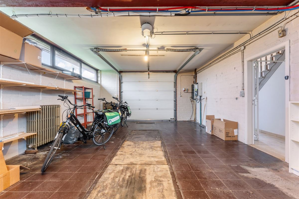 HANDELSPAND MET GOEDE VISIBILITEIT EN RUIME PARKING MET BOVENLIGGEND APPARTEMENT IN HEUSDEN-ZOLDER