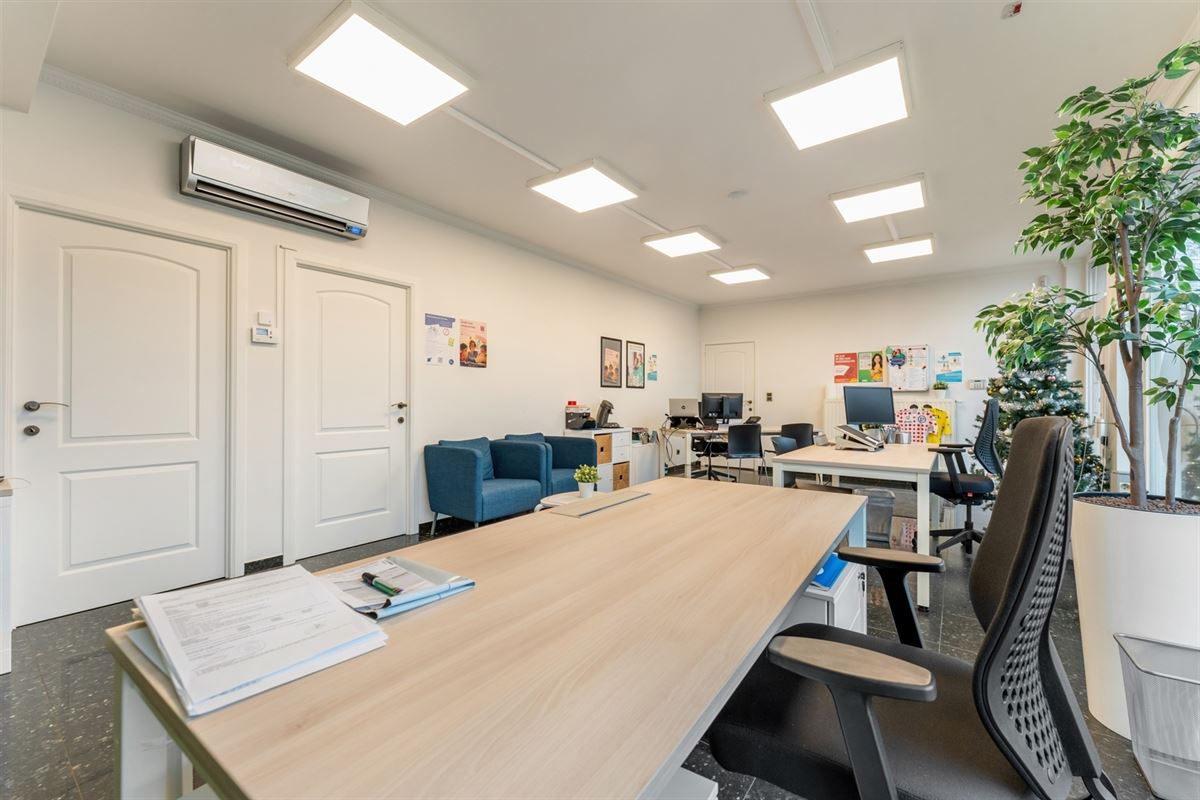 HANDELSPAND MET GOEDE VISIBILITEIT EN RUIME PARKING MET BOVENLIGGEND APPARTEMENT IN HEUSDEN-ZOLDER