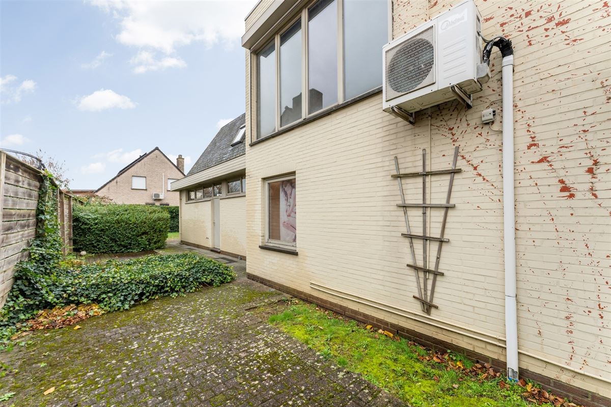 HANDELSPAND MET GOEDE VISIBILITEIT EN RUIME PARKING MET BOVENLIGGEND APPARTEMENT IN HEUSDEN-ZOLDER