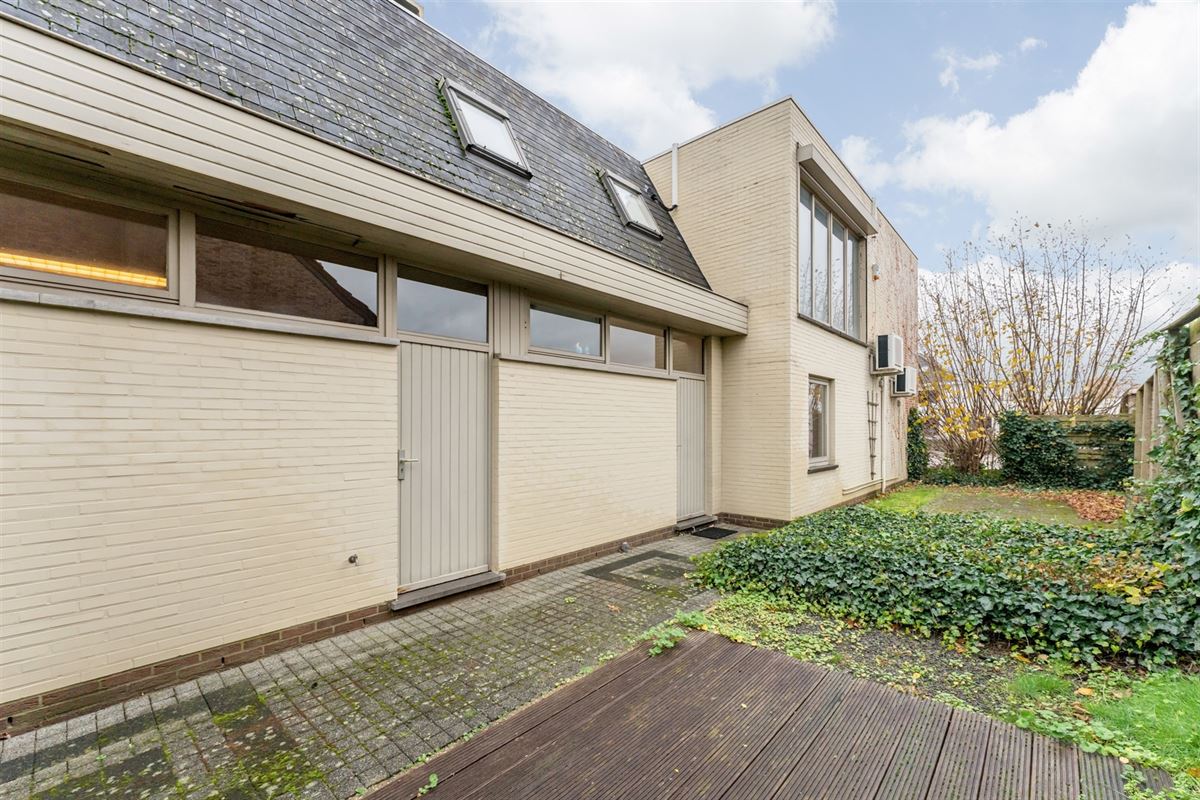 HANDELSPAND MET GOEDE VISIBILITEIT EN RUIME PARKING MET BOVENLIGGEND APPARTEMENT IN HEUSDEN-ZOLDER