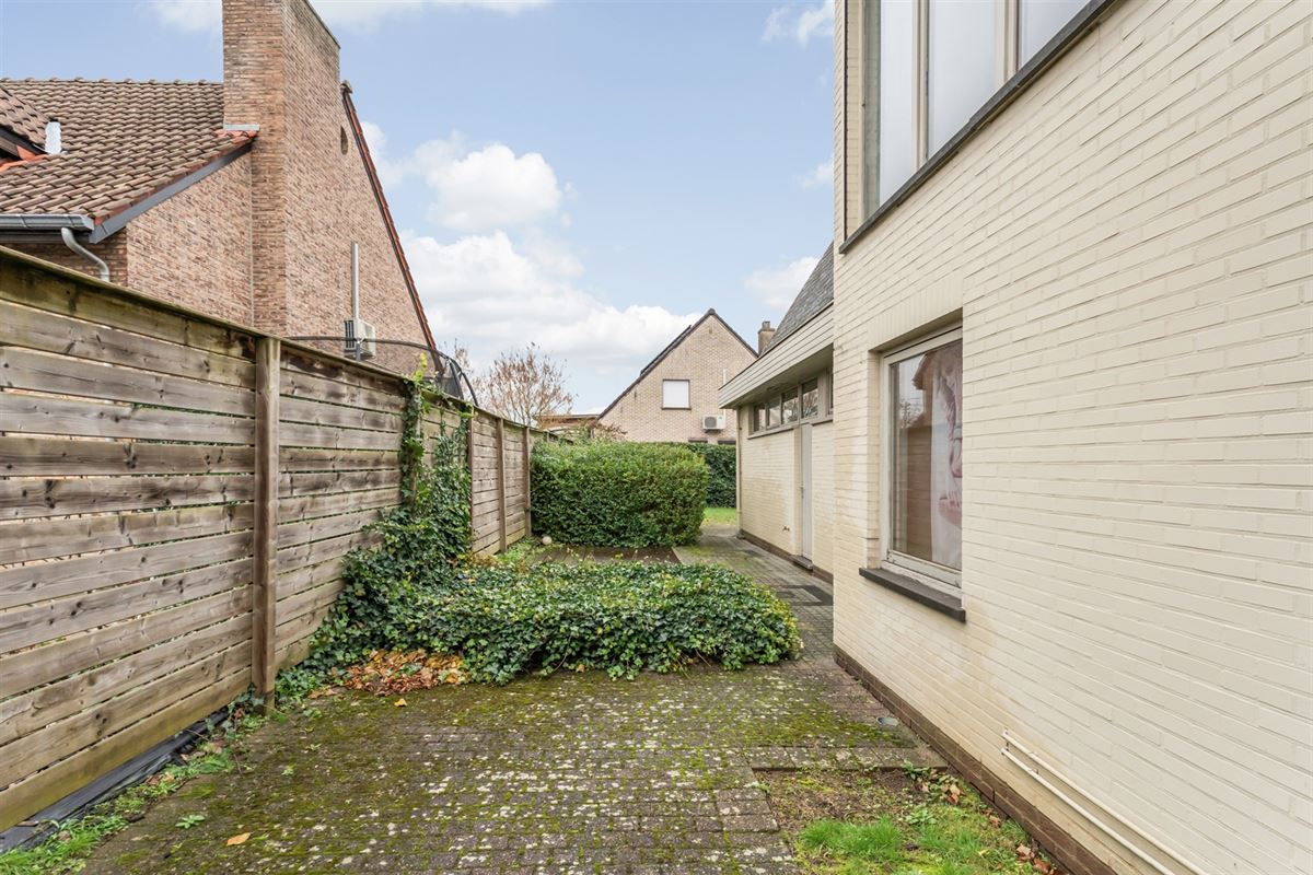 HANDELSPAND MET GOEDE VISIBILITEIT EN RUIME PARKING MET BOVENLIGGEND APPARTEMENT IN HEUSDEN-ZOLDER