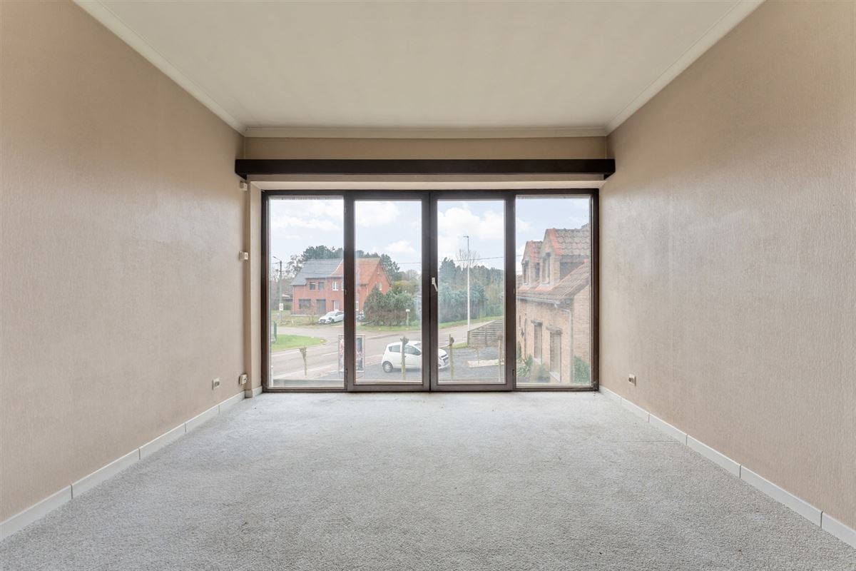 HANDELSPAND MET GOEDE VISIBILITEIT EN RUIME PARKING MET BOVENLIGGEND APPARTEMENT IN HEUSDEN-ZOLDER