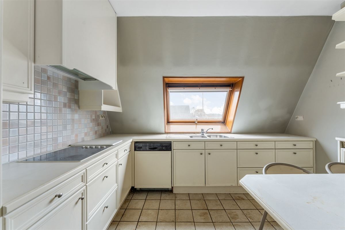 HANDELSPAND MET GOEDE VISIBILITEIT EN RUIME PARKING MET BOVENLIGGEND APPARTEMENT IN HEUSDEN-ZOLDER