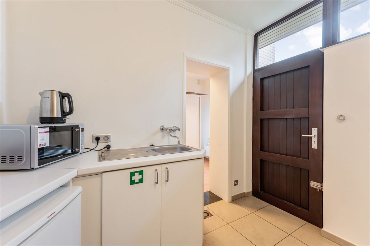 HANDELSPAND MET GOEDE VISIBILITEIT EN RUIME PARKING MET BOVENLIGGEND APPARTEMENT IN HEUSDEN-ZOLDER