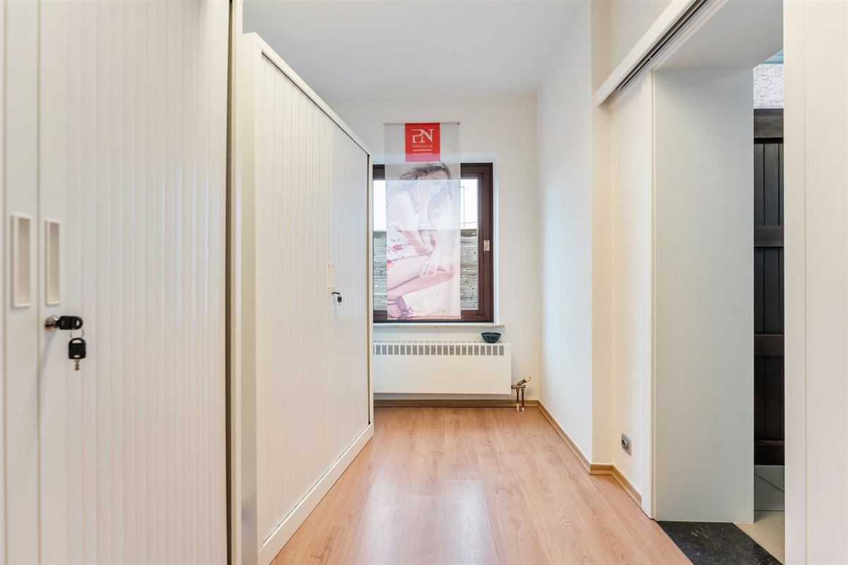 HANDELSPAND MET GOEDE VISIBILITEIT EN RUIME PARKING MET BOVENLIGGEND APPARTEMENT IN HEUSDEN-ZOLDER