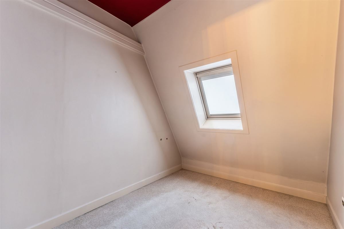 HANDELSPAND MET GOEDE VISIBILITEIT EN RUIME PARKING MET BOVENLIGGEND APPARTEMENT IN HEUSDEN-ZOLDER