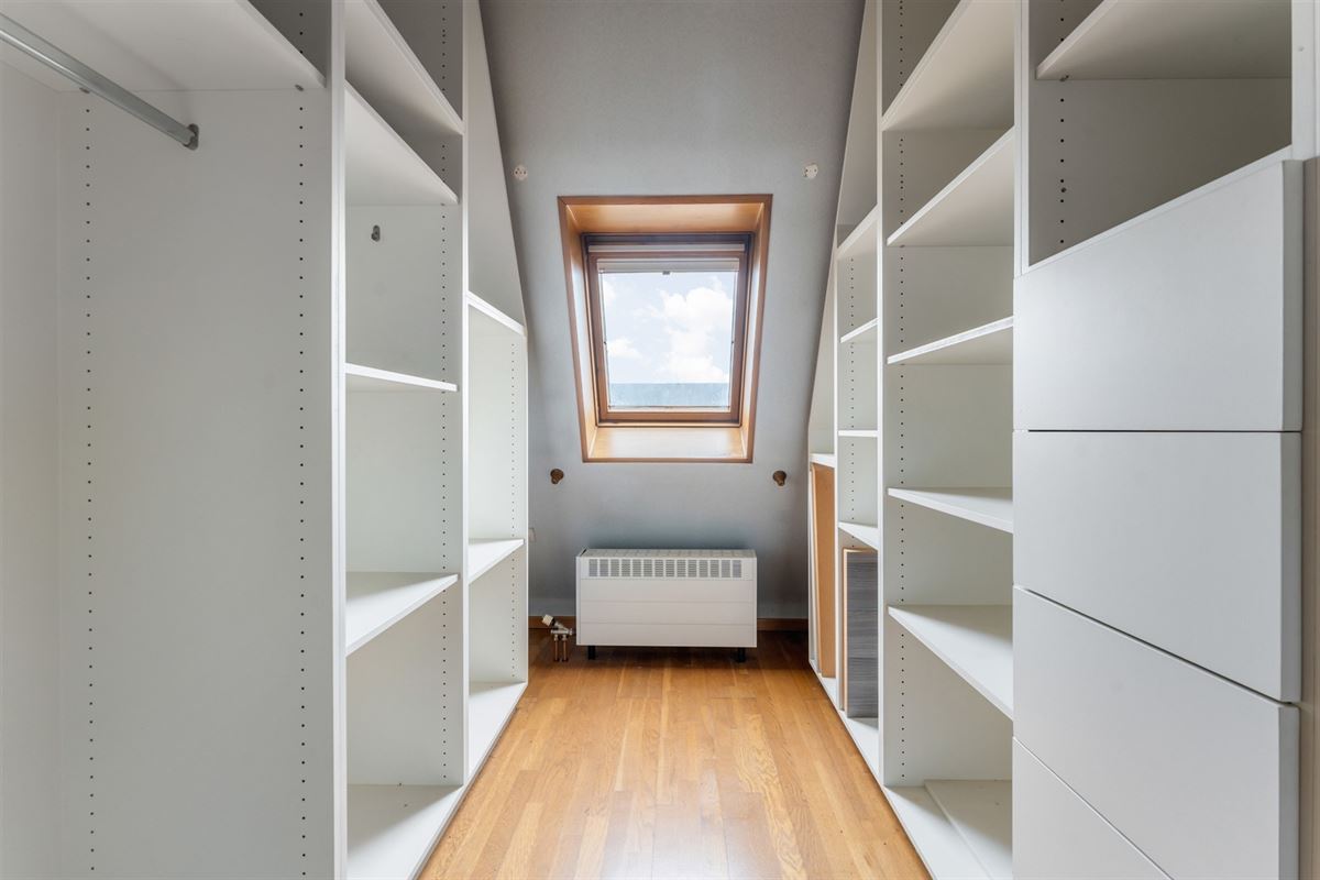 HANDELSPAND MET GOEDE VISIBILITEIT EN RUIME PARKING MET BOVENLIGGEND APPARTEMENT IN HEUSDEN-ZOLDER