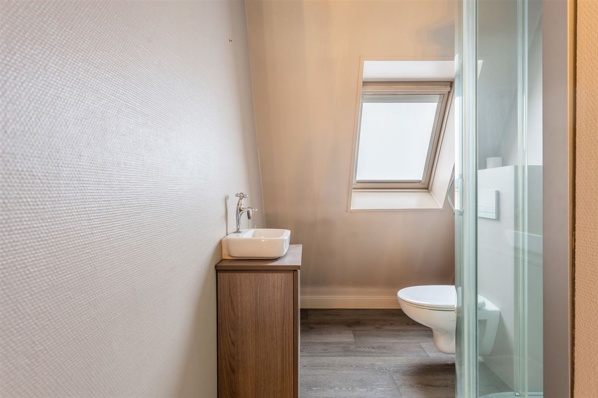 HANDELSPAND MET GOEDE VISIBILITEIT EN RUIME PARKING MET BOVENLIGGEND APPARTEMENT IN HEUSDEN-ZOLDER