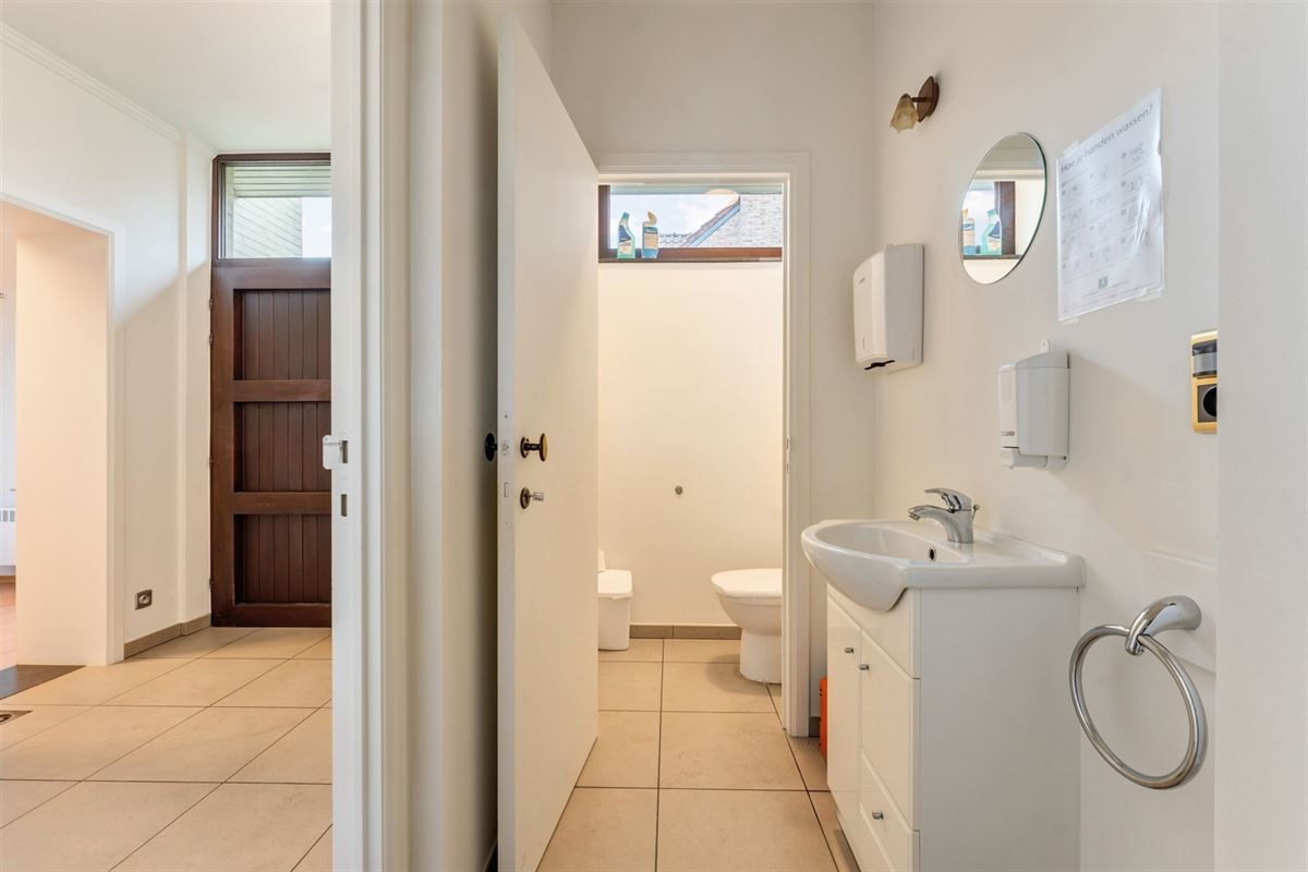 HANDELSPAND MET GOEDE VISIBILITEIT EN RUIME PARKING MET BOVENLIGGEND APPARTEMENT IN HEUSDEN-ZOLDER