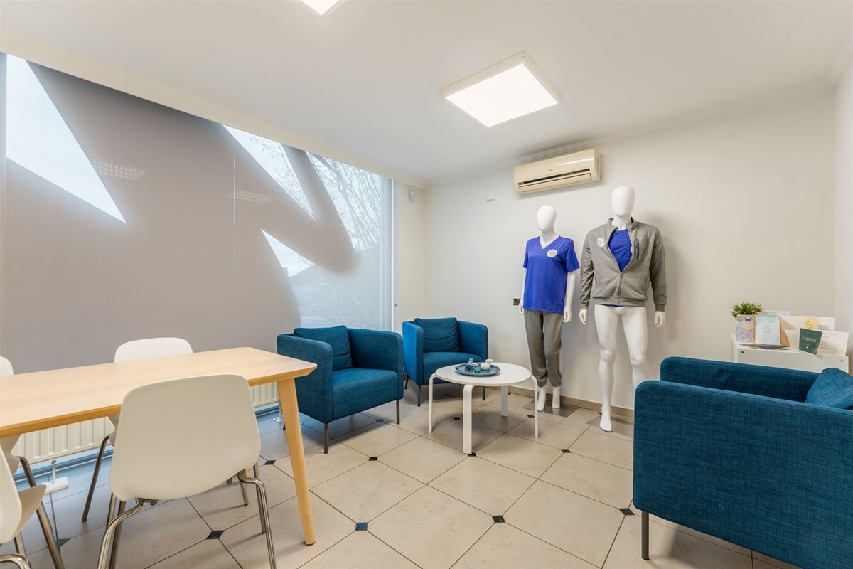 HANDELSPAND MET GOEDE VISIBILITEIT EN RUIME PARKING MET BOVENLIGGEND APPARTEMENT IN HEUSDEN-ZOLDER