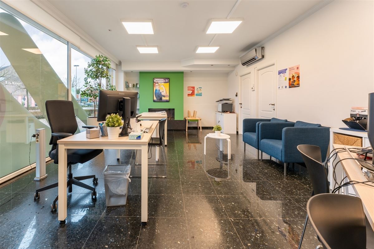 HANDELSPAND MET GOEDE VISIBILITEIT EN RUIME PARKING MET BOVENLIGGEND APPARTEMENT IN HEUSDEN-ZOLDER