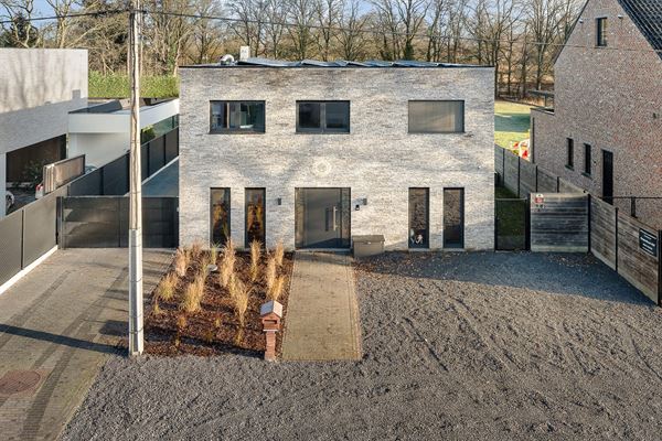 MODERNE EN RECENT GEBOUWDE WONING MET 5 SLAAPKAMERS OP EEN RUIM PERCEEL VAN 13A46CA TE PAAL