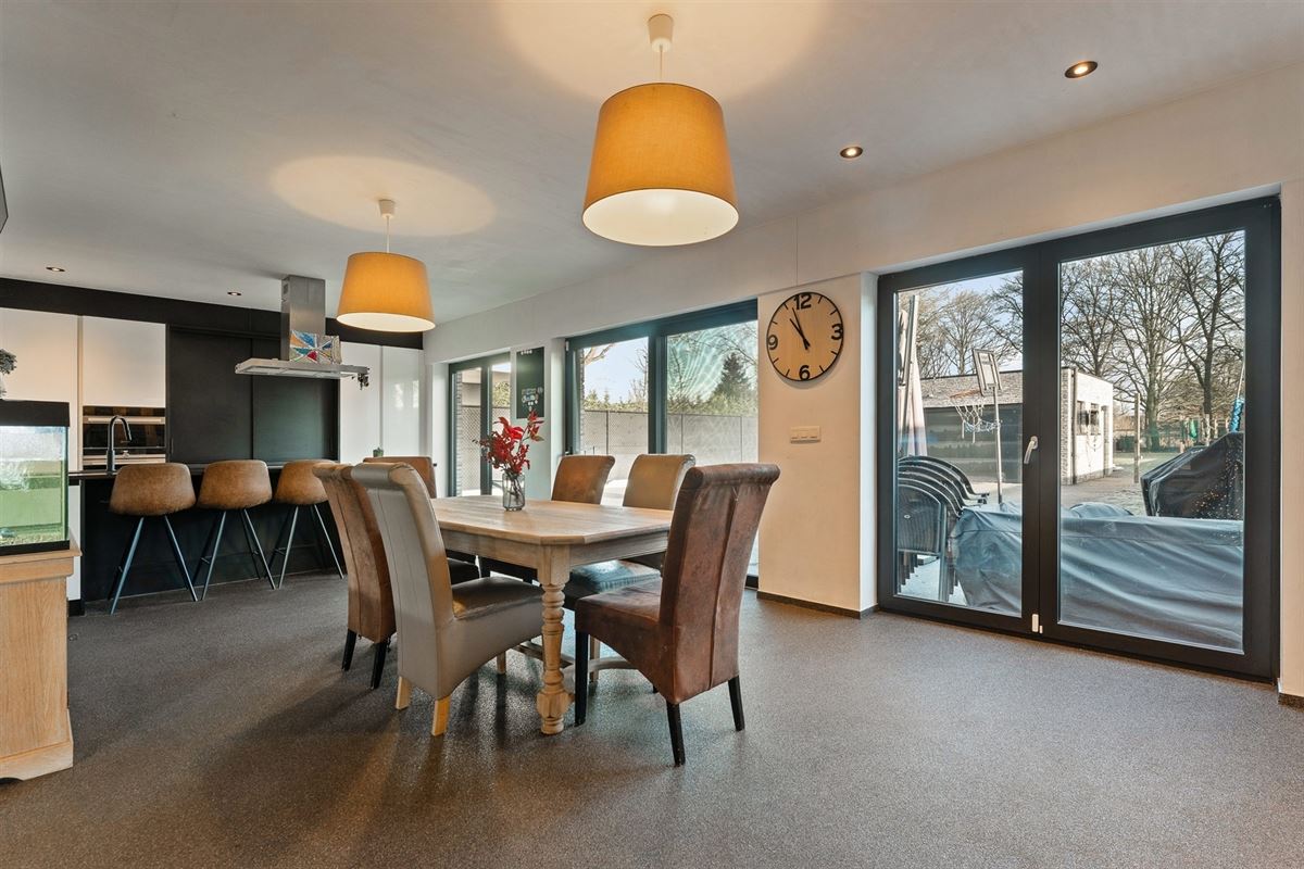 MODERNE EN RECENT GEBOUWDE WONING MET 5 SLAAPKAMERS OP EEN RUIM PERCEEL VAN 13A46CA TE PAAL