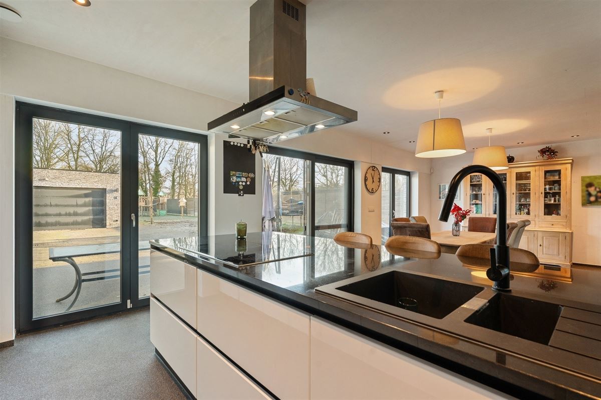 MODERNE EN RECENT GEBOUWDE WONING MET 5 SLAAPKAMERS OP EEN RUIM PERCEEL VAN 13A46CA TE PAAL