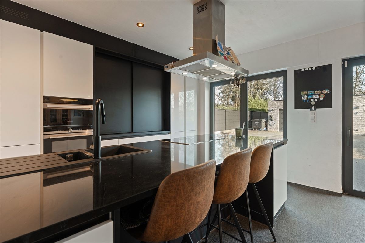 MODERNE EN RECENT GEBOUWDE WONING MET 5 SLAAPKAMERS OP EEN RUIM PERCEEL VAN 13A46CA TE PAAL