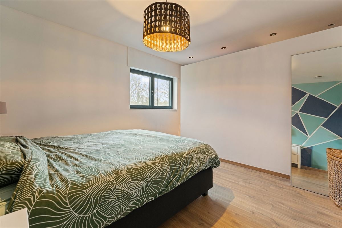 MODERNE EN RECENT GEBOUWDE WONING MET 5 SLAAPKAMERS OP EEN RUIM PERCEEL VAN 13A46CA TE PAAL