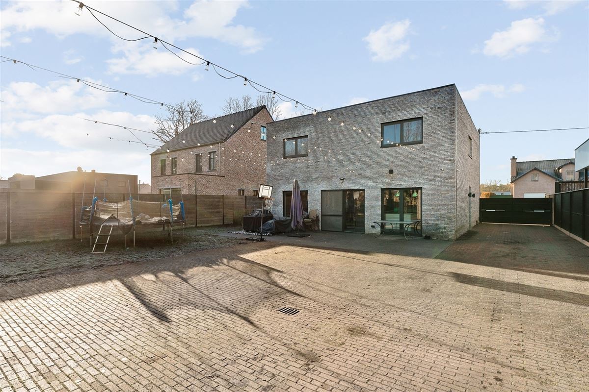 MODERNE EN RECENT GEBOUWDE WONING MET 5 SLAAPKAMERS OP EEN RUIM PERCEEL VAN 13A46CA TE PAAL
