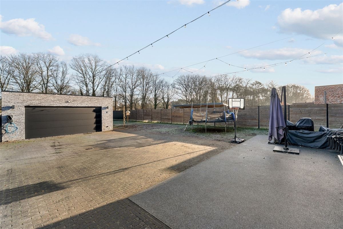 MODERNE EN RECENT GEBOUWDE WONING MET 5 SLAAPKAMERS OP EEN RUIM PERCEEL VAN 13A46CA TE PAAL