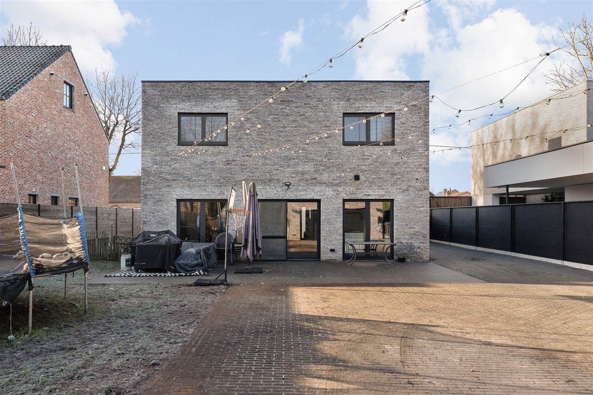 MODERNE EN RECENT GEBOUWDE WONING MET 5 SLAAPKAMERS OP EEN RUIM PERCEEL VAN 13A46CA TE PAAL