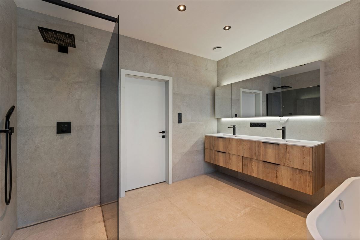 MODERNE EN RECENT GEBOUWDE WONING MET 5 SLAAPKAMERS OP EEN RUIM PERCEEL VAN 13A46CA TE PAAL