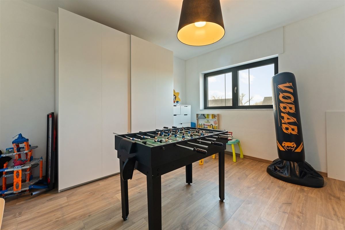 MODERNE EN RECENT GEBOUWDE WONING MET 5 SLAAPKAMERS OP EEN RUIM PERCEEL VAN 13A46CA TE PAAL