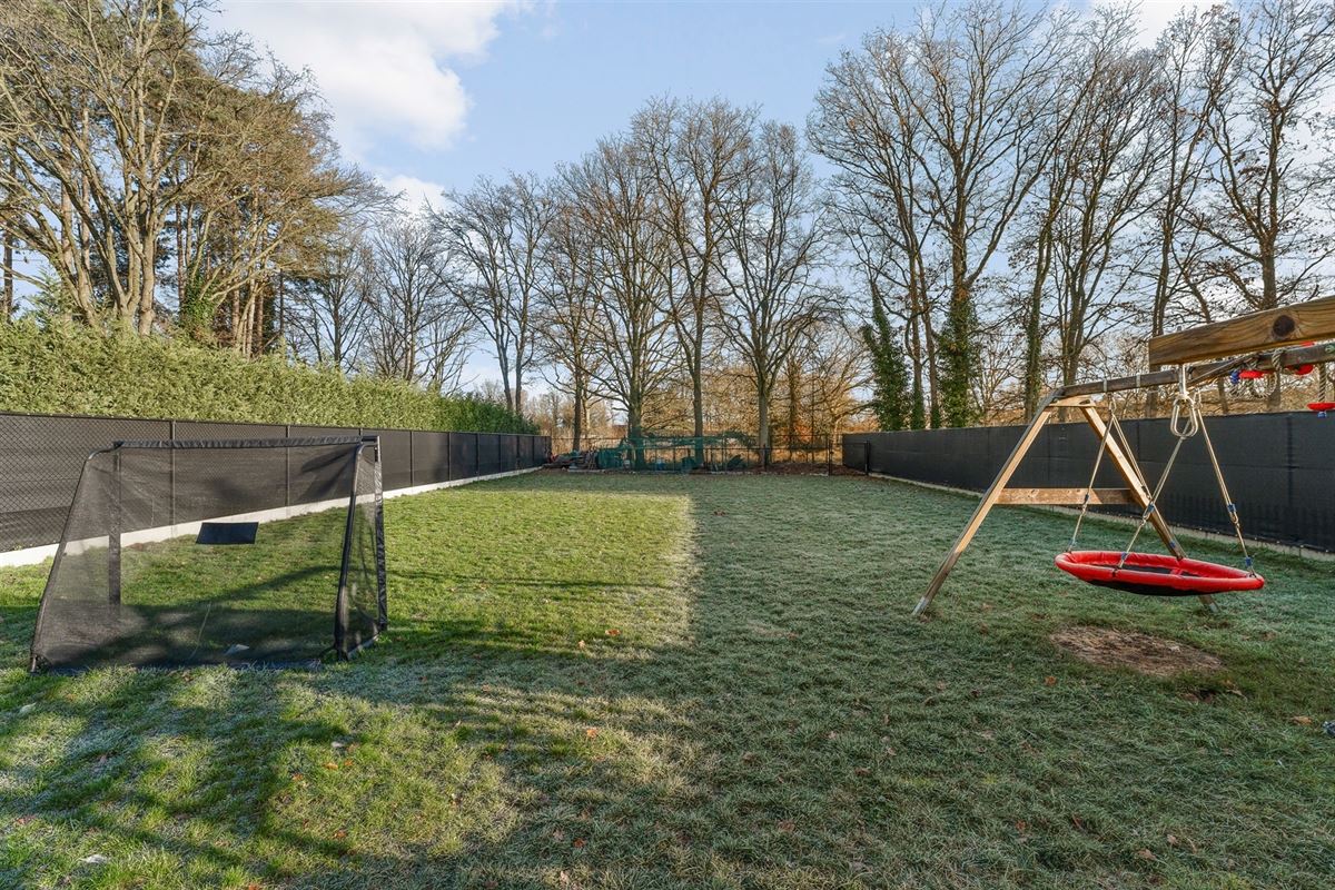 MODERNE EN RECENT GEBOUWDE WONING MET 5 SLAAPKAMERS OP EEN RUIM PERCEEL VAN 13A46CA TE PAAL