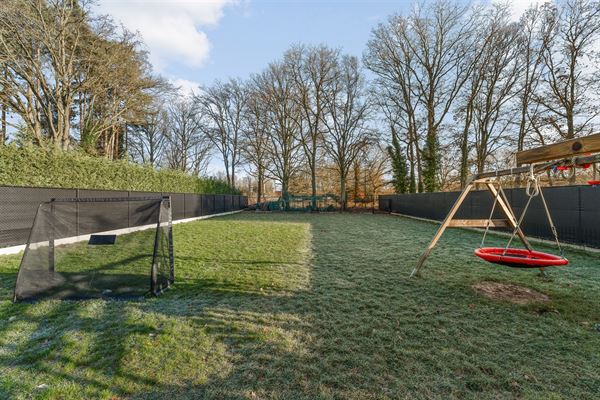 MODERNE EN RECENT GEBOUWDE WONING MET 5 SLAAPKAMERS OP EEN RUIM PERCEEL VAN 13A46CA TE PAAL