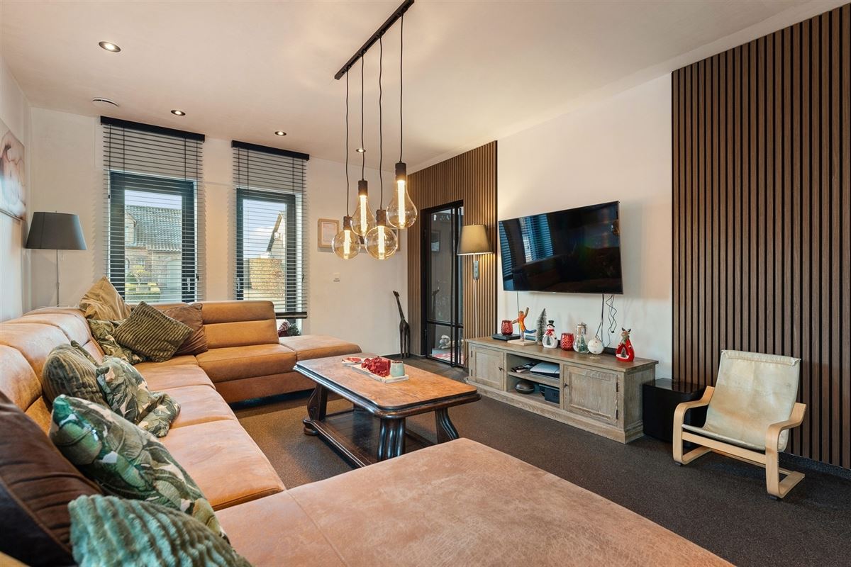 MODERNE EN RECENT GEBOUWDE WONING MET 5 SLAAPKAMERS OP EEN RUIM PERCEEL VAN 13A46CA TE PAAL